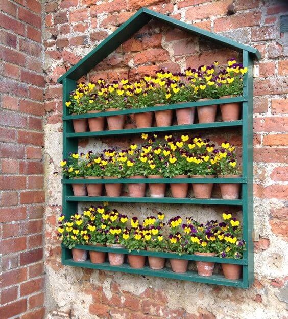 Μην πετάς τα παλιά μικρο έπιπλα: 26 μοναδικές κατασκευές για ράφια κήπου 13 Ξύλινο ράφι σε σχήμα Α