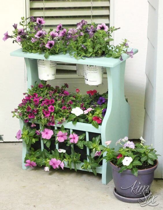 Μην πετάς τα παλιά μικρο έπιπλα: 26 μοναδικές κατασκευές για ράφια κήπου 15 Ράφι βάσης περιοδικών