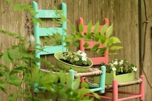 Μην πετάς τα παλιά μικρο έπιπλα: 26 μοναδικές κατασκευές για ράφια κήπου 21 Ράφι από παλιά καρέκλα