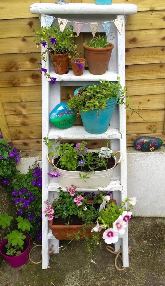 Μην πετάς τα παλιά μικρο έπιπλα: 26 μοναδικές κατασκευές για ράφια κήπου 8 Vintage ξύλινο ράφι σε σκάλα