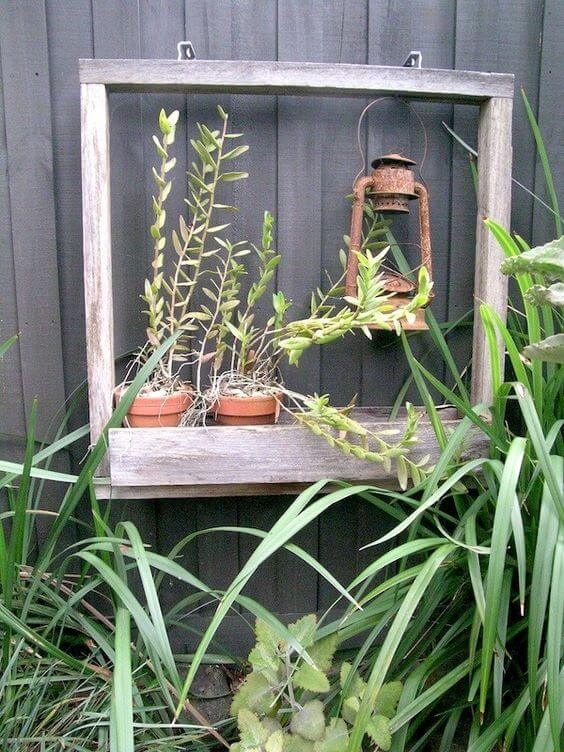 Μην πετάς τα παλιά μικρο έπιπλα: 26 μοναδικές κατασκευές για ράφια κήπου 10 Ράφι με ξύλινο πλαίσιο