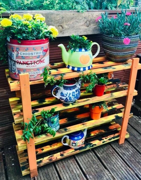 Μην πετάς τα παλιά μικρο έπιπλα: 26 μοναδικές κατασκευές για ράφια κήπου 11 Μετατρέψτε μια παλιά παπουτσοθήκη σε ράφι κήπου
