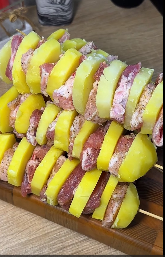 Κεμπάπ πατάτας με κρέας: Το Κυριακάτικο φαγητό που θα ξυπνήσει τους γευστικούς σας κάλυκες 5 Κεμπάπ πατάτας με κρέας: Το Κυριακάτικο φαγητό που θα ξυπνήσει τους γευστικούς σας κάλυκες