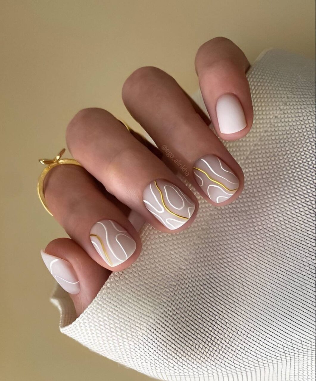 30 Κοντά Νύχια που Δείχνουν Κομψά και Περιποιημένα Χωρίς Να Είναι Υπερβολικά 11 30 Κοντά Νύχια που Δείχνουν Κομψά και Περιποιημένα Χωρίς Να Είναι Υπερβολικά