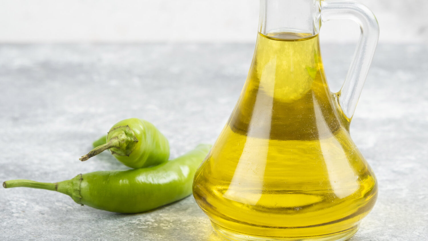 Το ξεχασμένο λάδι που επιστρέφει στις κουζίνες: Είναι πιο φθηνό από το ηλιέλαιο και ιδανικό για τηγάνισμα