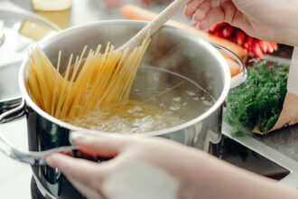 Πώς μαγειρεύονται σωστά τα ζυμαρικά: Τα λάθη και οι λύσεις