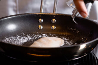Γιατί τα τηγάνια είναι κολλώδη και λιπαρά μετά το πλύσιμο: οι ειδικοί λένε πώς να τα πλύνετε για να λάμψουν