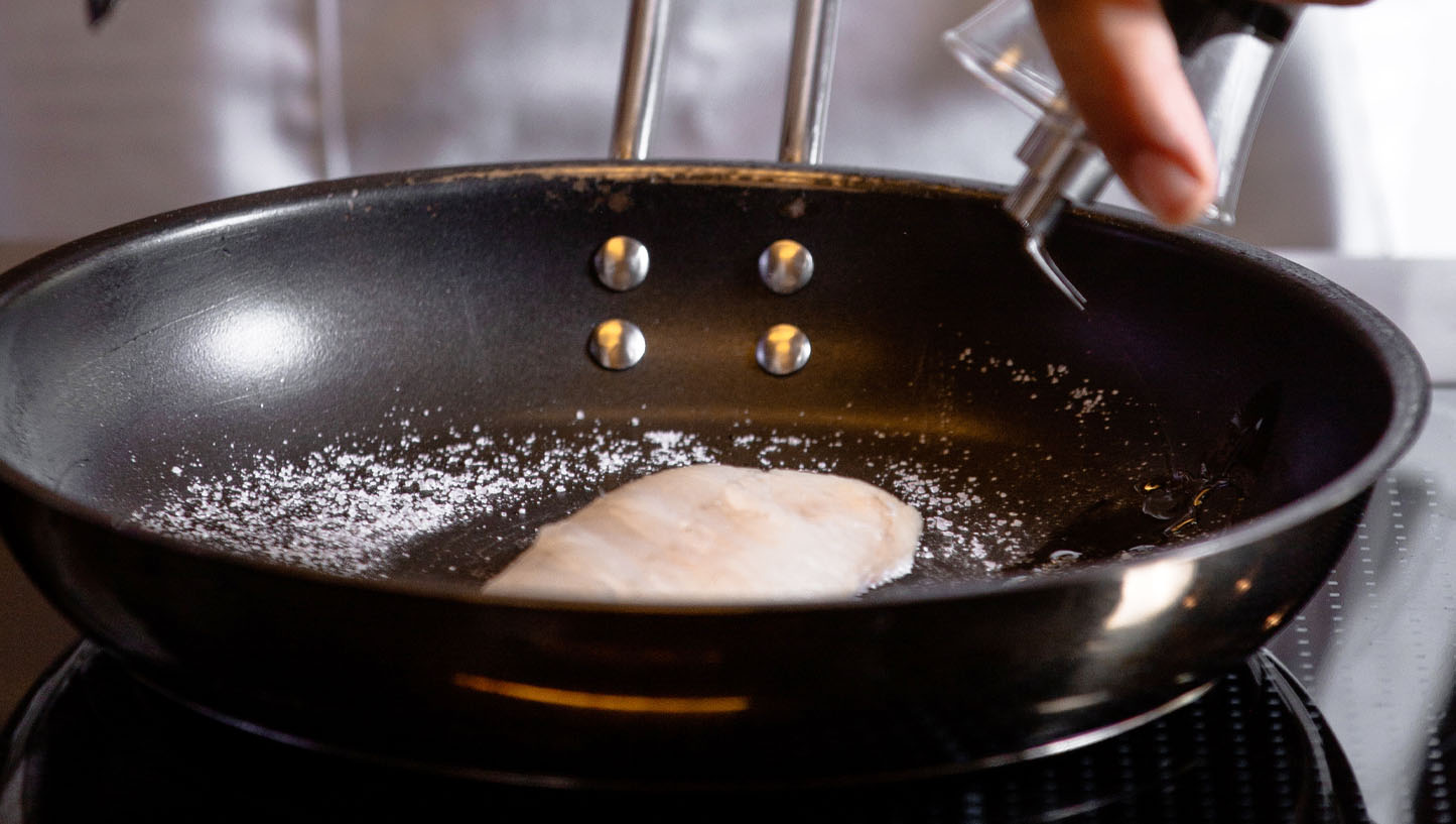 Γιατί τα τηγάνια είναι κολλώδη και λιπαρά μετά το πλύσιμο: οι ειδικοί λένε πώς να τα πλύνετε για να λάμψουν