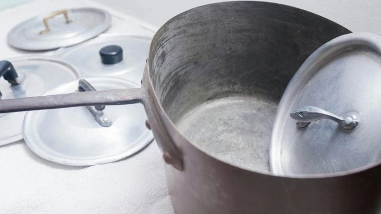 2 κουταλιές από αυτό το φάρμακο σε νερό και ένα ταλαιπωρημένο τηγάνι ή κατσαρόλα θα λάμπει σαν καινούργιο