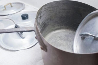 2 κουταλιές από αυτό το φάρμακο σε νερό και ένα ταλαιπωρημένο τηγάνι ή κατσαρόλα θα λάμπει σαν καινούργιο