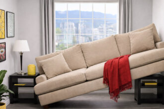 Μπεζ καναπές που δεν χωράει σε μικρό σαλόνι με κόκκινο ριχτάρι