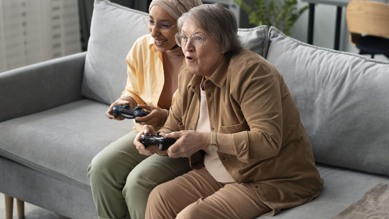 μεγάλες γυναίκες σε καναπέ που παίζουν βιντεοπαιχνίδι