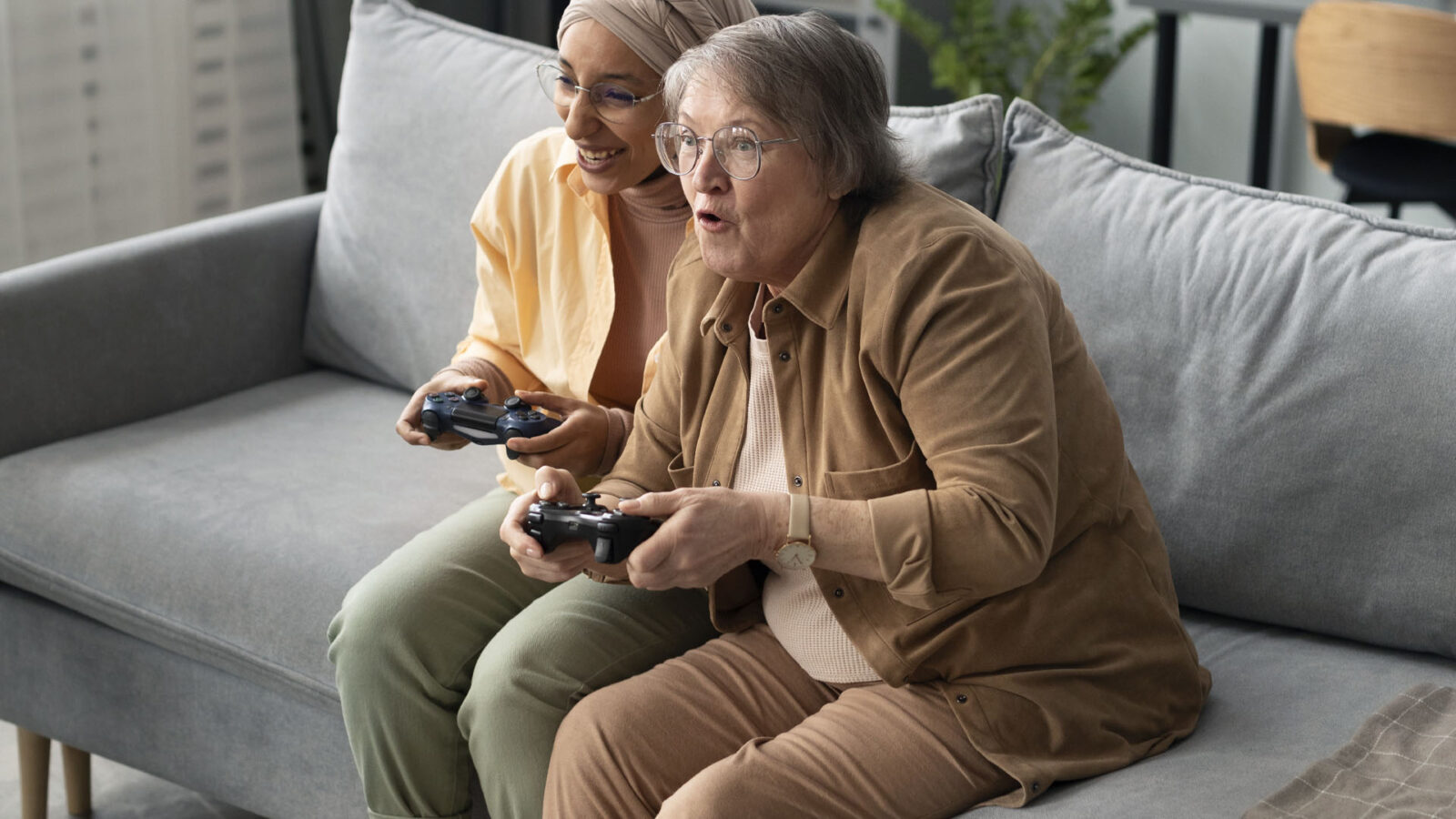 μεγάλες γυναίκες σε καναπέ που παίζουν βιντεοπαιχνίδι