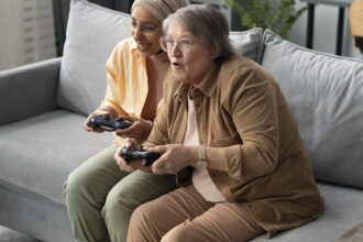 μεγάλες γυναίκες σε καναπέ που παίζουν βιντεοπαιχνίδι