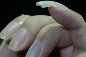 Το τσαπόνυχο: Γιατί κάποιοι άντρες αφήνουν το νύχι του μικρού δαχτύλου μακρύ;