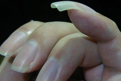 Το τσαπόνυχο: Γιατί κάποιοι άντρες αφήνουν το νύχι του μικρού δαχτύλου μακρύ;