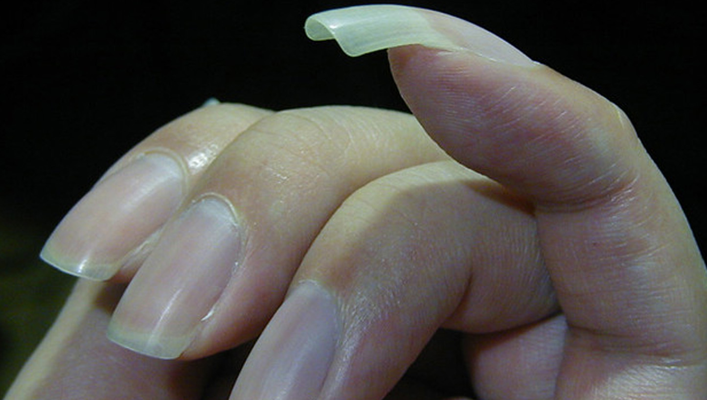 Το τσαπόνυχο: Γιατί κάποιοι άντρες αφήνουν το νύχι του μικρού δαχτύλου μακρύ;