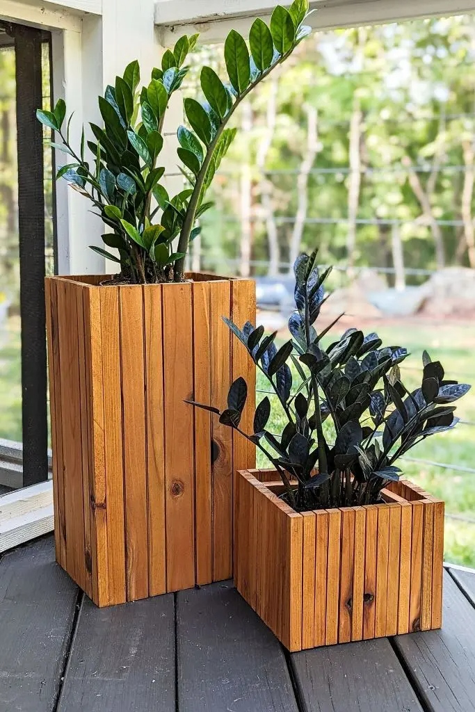 40 Κομψά Παρτέρια και Γλάστρες από Ξύλο που Δίνουν Ζωή σε Κάθε Κήπο 10 40 Κομψά Παρτέρια και Γλάστρες από Ξύλο που Δίνουν Ζωή σε Κάθε Κήπο