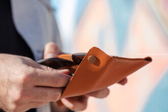 Το κόλπο με το δεύτερο πορτοφόλι που σε βοηθά να σταματήσεις να χάνεις χρήματα χωρίς να το καταλάβεις