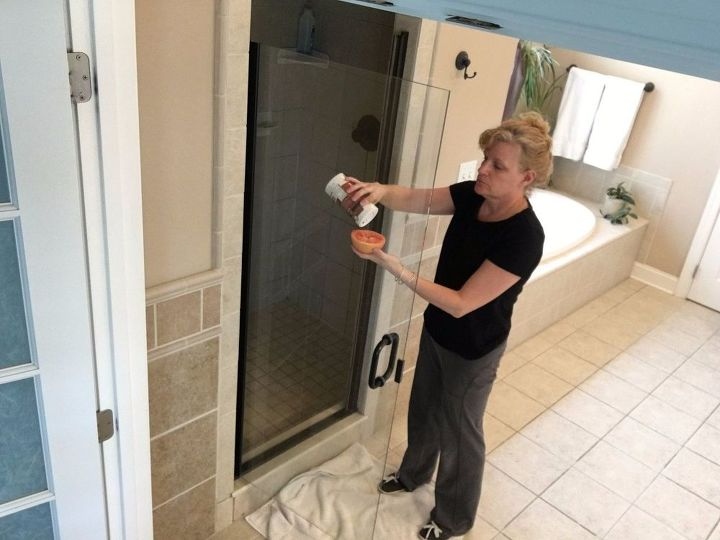 Τέλος στα καθαριστικά που μυρίζουν: Πώς να αφαιρείς σαπούνια και άλατα από την ντουζιέρα με αλάτι και γκρέιπφρουτ 3 Τέλος στα καθαριστικά που μυρίζουν: Πώς να αφαιρείς σαπούνια και άλατα από την ντουζιέρα με αλάτι και γκρέιπφρουτ