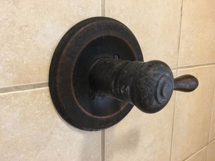 Τέλος στα καθαριστικά που μυρίζουν: Πώς να αφαιρείς σαπούνια και άλατα από την ντουζιέρα με αλάτι και γκρέιπφρουτ 6 Τέλος στα καθαριστικά που μυρίζουν: Πώς να αφαιρείς σαπούνια και άλατα από την ντουζιέρα με αλάτι και γκρέιπφρουτ