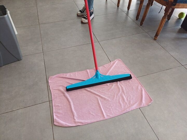 Πώς να «σφουγγαρίσεις» ντουλάπια κουζίνας και τοίχους σε λίγα λεπτά - Το κόλπο που γίνεται viral 4 Πώς να «σφουγγαρίσεις» ντουλάπια κουζίνας και τοίχους σε λίγα λεπτά - Το κόλπο που γίνεται viral