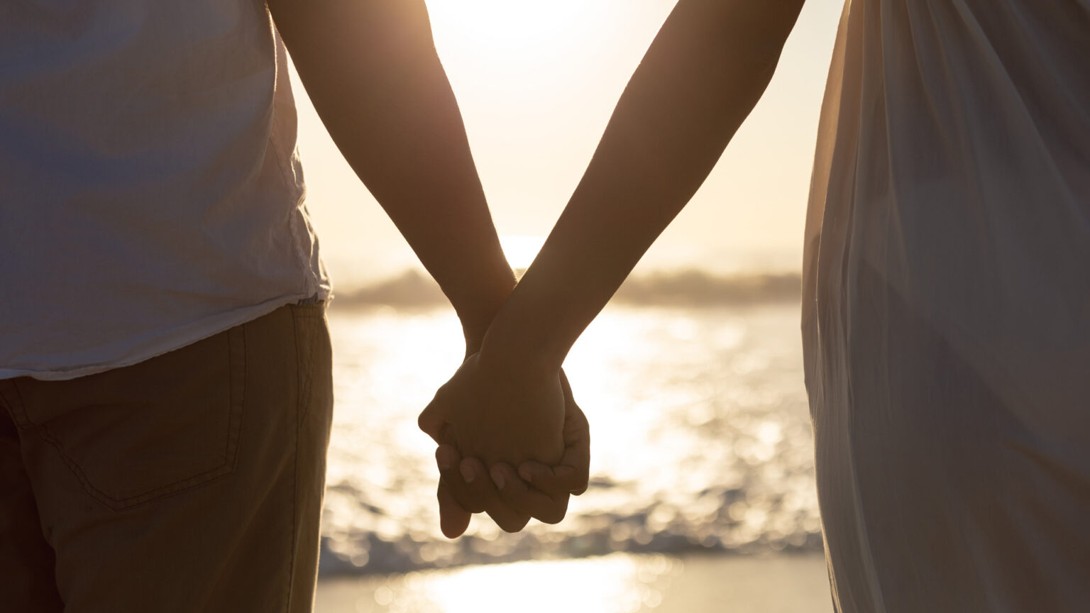 Πώς καταλαβαίνεις ότι σε αγαπούν πραγματικά: τα μικρά σημάδια που λένε περισσότερα από τις λέξεις