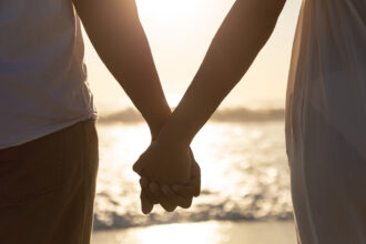 Πώς καταλαβαίνεις ότι σε αγαπούν πραγματικά: τα μικρά σημάδια που λένε περισσότερα από τις λέξεις