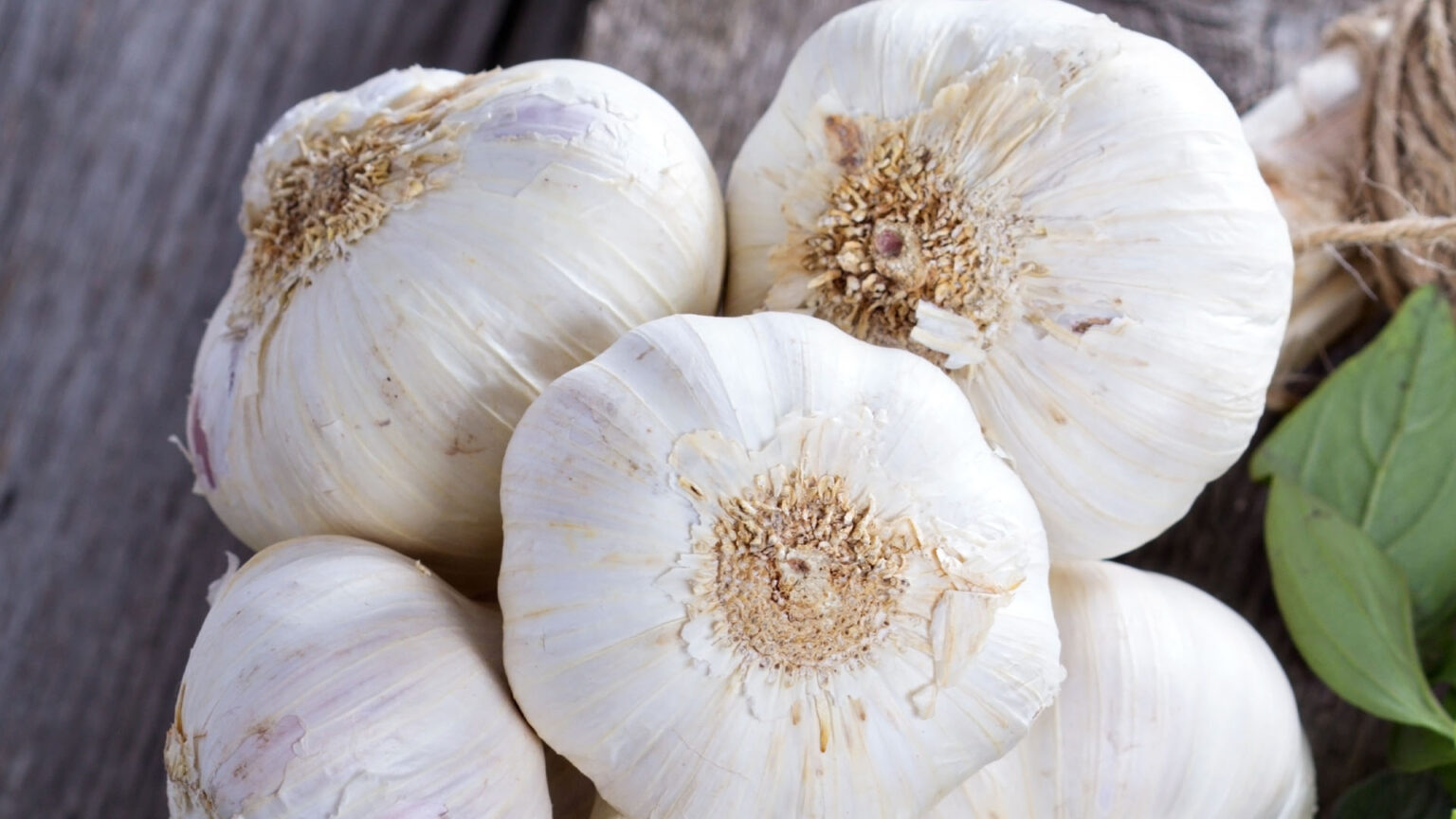 Τι γίνεται αν βάζεις στο σκόρδο σε φαγητό που ψήνεται: Πώς σκοτώνεις κατευθείαν τη γεύση