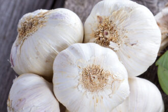 Τι γίνεται αν βάζεις στο σκόρδο σε φαγητό που ψήνεται: Πώς σκοτώνεις κατευθείαν τη γεύση