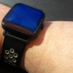 smartwatch σε χέρι