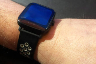 smartwatch σε χέρι