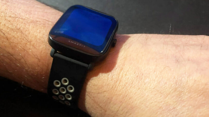 smartwatch σε χέρι
