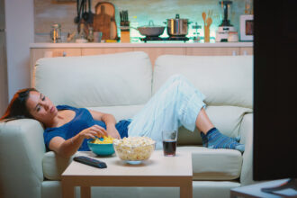 Άνθρωποι που δεν μπορούν να κοιμηθούν χωρίς ανοιχτή τηλεόραση