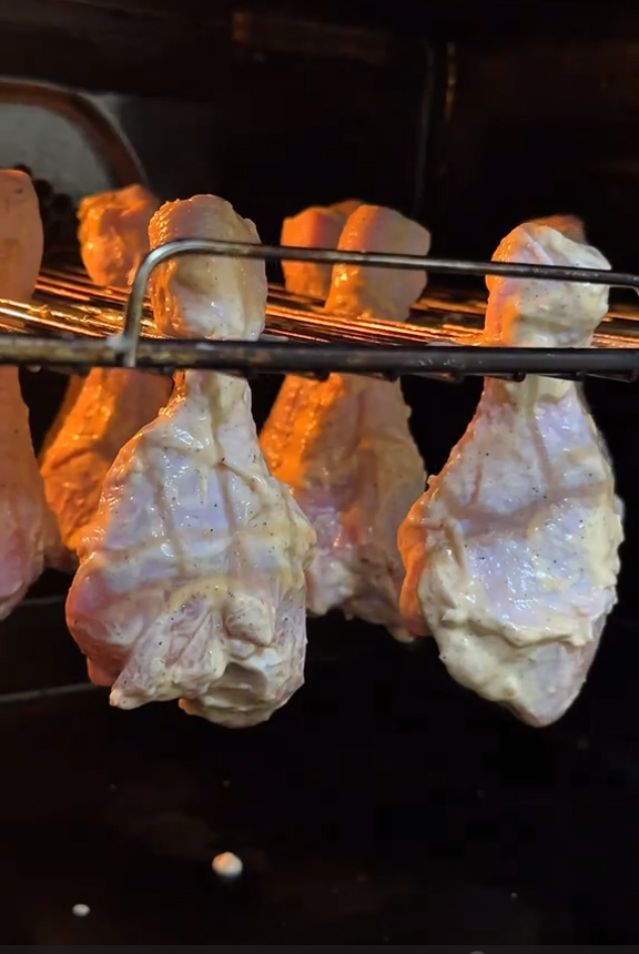 Το καλύτερο κόλπο στον φούρνο για τραγανά μπουτάκια κοτόπουλου από όλες τις πλευρές - χωρίς να τα γυρίζεις συνέχεια 3 κρεμαστά μπουτάκια κοτόπουλου στη σχάρα του φούρνου