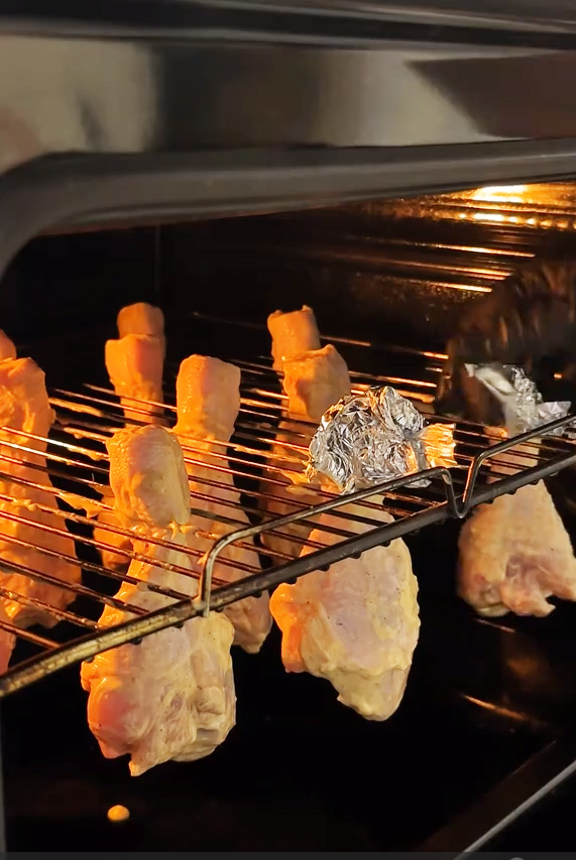 Το καλύτερο κόλπο στον φούρνο για τραγανά μπουτάκια κοτόπουλου από όλες τις πλευρές - χωρίς να τα γυρίζεις συνέχεια 4 κρεμαστά μπουτάκια κοτόπουλου στη σχάρα του φούρνου