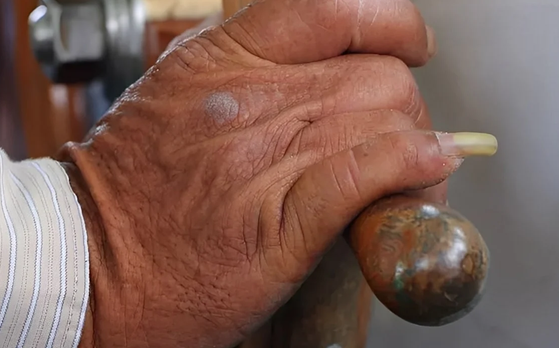 Το τσαπόνυχο: Γιατί κάποιοι άντρες αφήνουν το νύχι του μικρού δαχτύλου μακρύ; 2 Γιατί κάποιοι άντρες αφήνουν το νύχι του μικρού δαχτύλου μακρύ