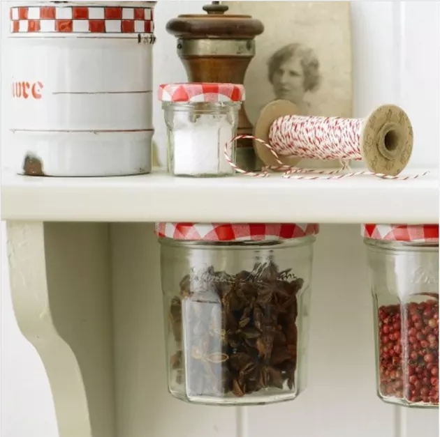 Μην πετάς τα μικρά βαζάκια Bonne Maman: 8 πανέξυπνες ιδέες για να τα ξαναχρησιμοποιήσεις στο σπίτι 4 Μην πετάς τα μικρά βαζάκια Bonne Maman: 8 πανέξυπνες ιδέες για να τα ξαναχρησιμοποιήσεις στο σπίτι