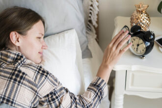 Αυτή την Κυριακή αλλάζει η ώρα: Θα κοιμηθούμε περισσότερο ή θα χάσουμε 1 ώρα από τον ύπνο μας