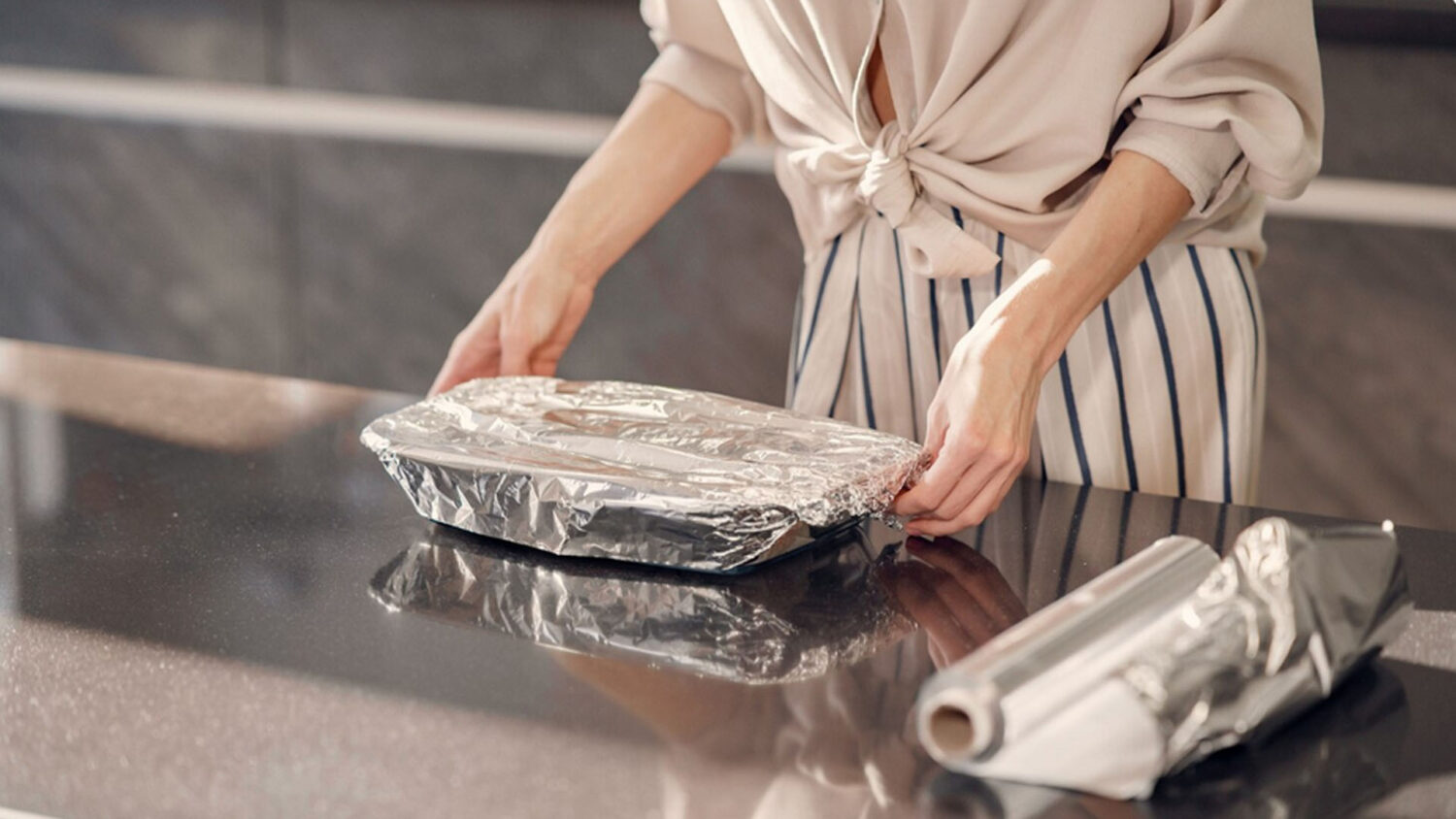 Το μεγάλο λάθος με το αλουμινόχαρτο: 4 τρόφιμα που δεν πρέπει να τυλίγετε ποτέ