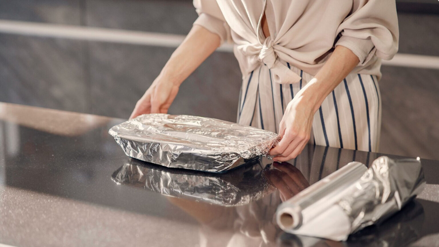 Το μεγάλο λάθος με το αλουμινόχαρτο: 4 τρόφιμα που δεν πρέπει να τυλίγετε ποτέ