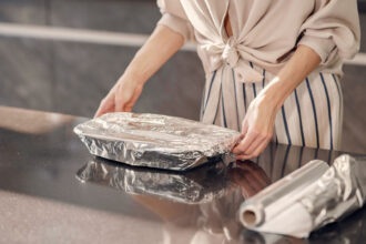 Το μεγάλο λάθος με το αλουμινόχαρτο: 4 τρόφιμα που δεν πρέπει να τυλίγετε ποτέ