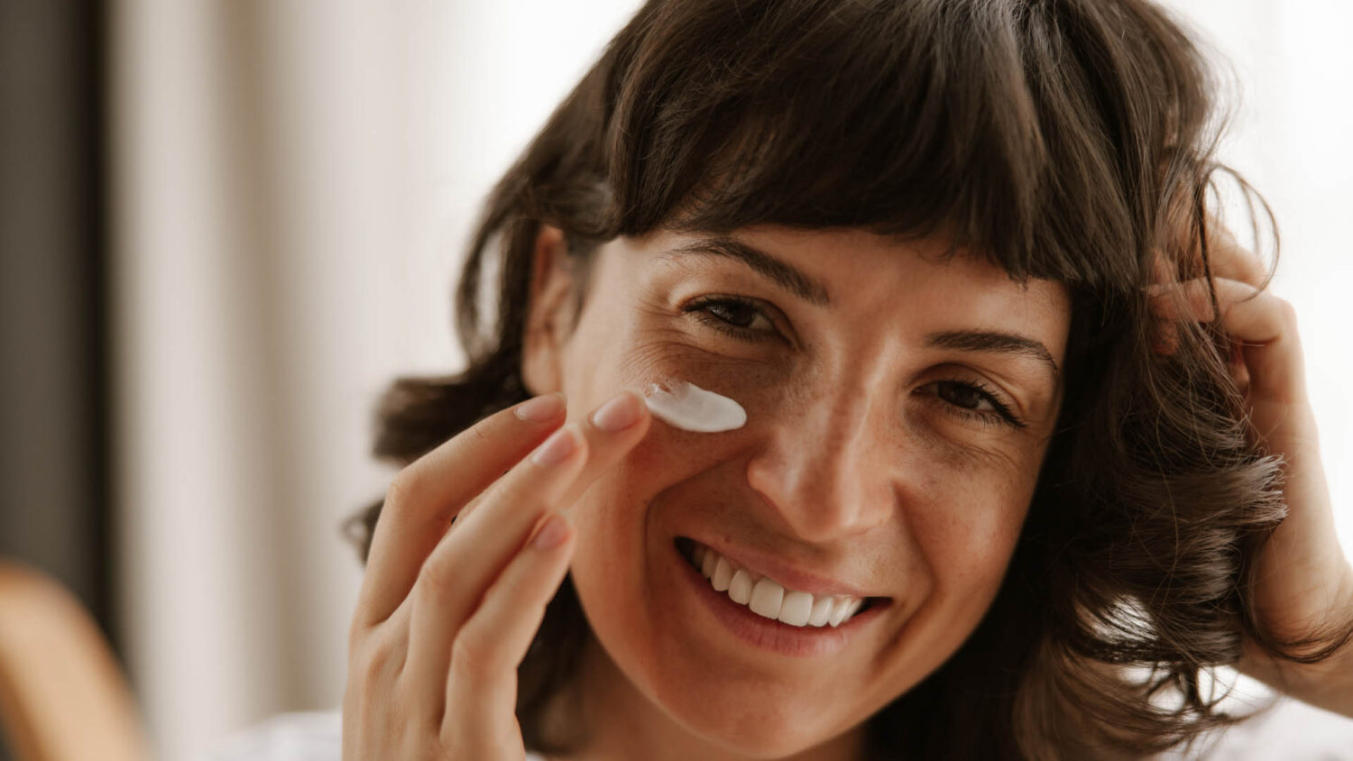 Δερματολόγος Προειδοποιεί: Ο ήλιος της άνοιξης είναι πιο επικίνδυνος απ’ όσο νομίζεις