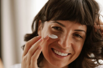 Δερματολόγος Προειδοποιεί: Ο ήλιος της άνοιξης είναι πιο επικίνδυνος απ’ όσο νομίζεις