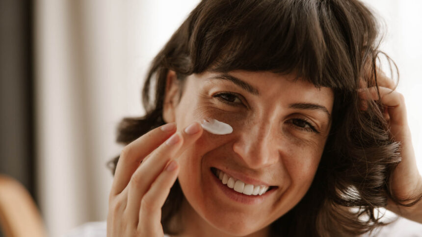 Δερματολόγος Προειδοποιεί: Ο ήλιος της άνοιξης είναι πιο επικίνδυνος απ’ όσο νομίζεις