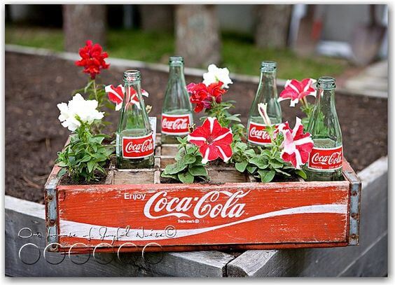 10 κατασκευές κήπου με μπουκάλια και κουτάκια Coca-Cola 2 10 κατασκευές κήπου με μπουκάλια και κουτάκια Coca-Cola