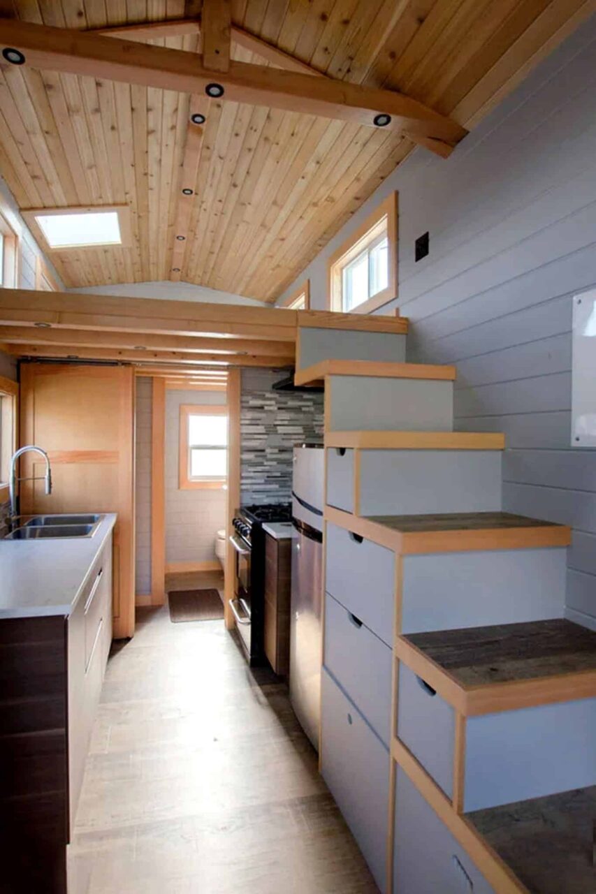 Μικρά σπίτια με πατάρι και σοφίτα: 100 ιδέες και design hacks για να κάνεις ένα μικρό σπίτι να φαίνεται μεγαλύτερο και άνετο 18 Μικρά σπίτια με πατάρι και σοφίτα: 100 ιδέες και design hacks για να κάνεις ένα μικρό σπίτι να φαίνεται μεγαλύτερο και άνετο