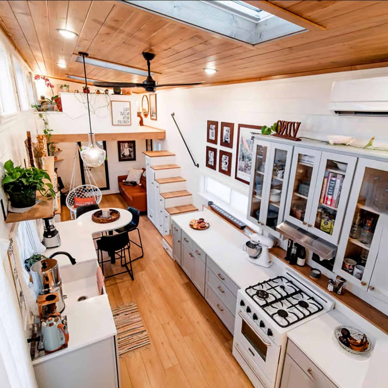 Μικρά σπίτια με πατάρι και σοφίτα: 100 ιδέες και design hacks για να κάνεις ένα μικρό σπίτι να φαίνεται μεγαλύτερο και άνετο 28 Μικρά σπίτια με πατάρι και σοφίτα: 100 ιδέες και design hacks για να κάνεις ένα μικρό σπίτι να φαίνεται μεγαλύτερο και άνετο