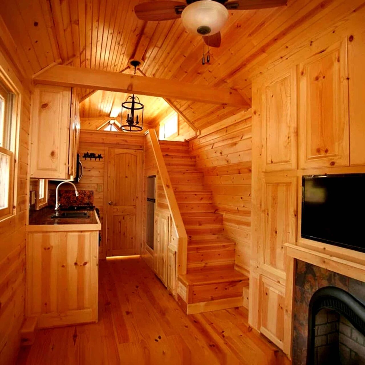 Μικρά σπίτια με πατάρι και σοφίτα: 100 ιδέες και design hacks για να κάνεις ένα μικρό σπίτι να φαίνεται μεγαλύτερο και άνετο 32 Μικρά σπίτια με πατάρι και σοφίτα: 100 ιδέες και design hacks για να κάνεις ένα μικρό σπίτι να φαίνεται μεγαλύτερο και άνετο