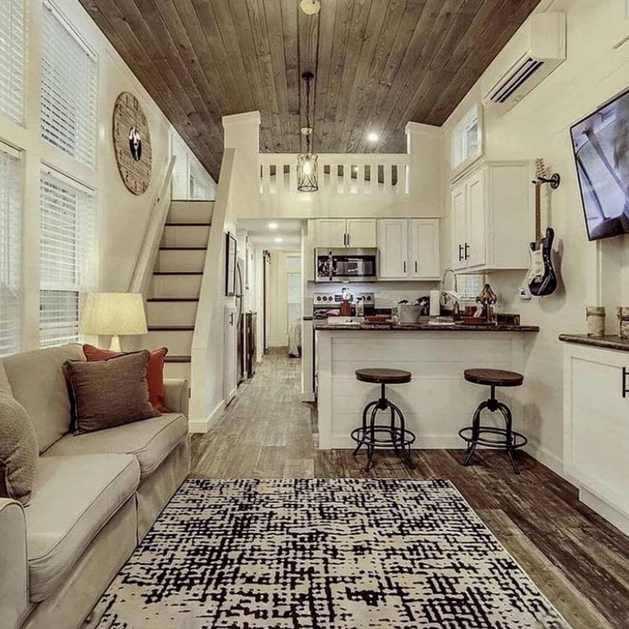 Μικρά σπίτια με πατάρι και σοφίτα: 100 ιδέες και design hacks για να κάνεις ένα μικρό σπίτι να φαίνεται μεγαλύτερο και άνετο 69 Μικρά σπίτια με πατάρι και σοφίτα: 100 ιδέες και design hacks για να κάνεις ένα μικρό σπίτι να φαίνεται μεγαλύτερο και άνετο